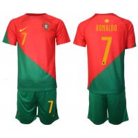 Camiseta Portugal Cristiano Ronaldo #7 Primera Equipación para niños Mundial 2022 manga corta (+ pantalones cortos)